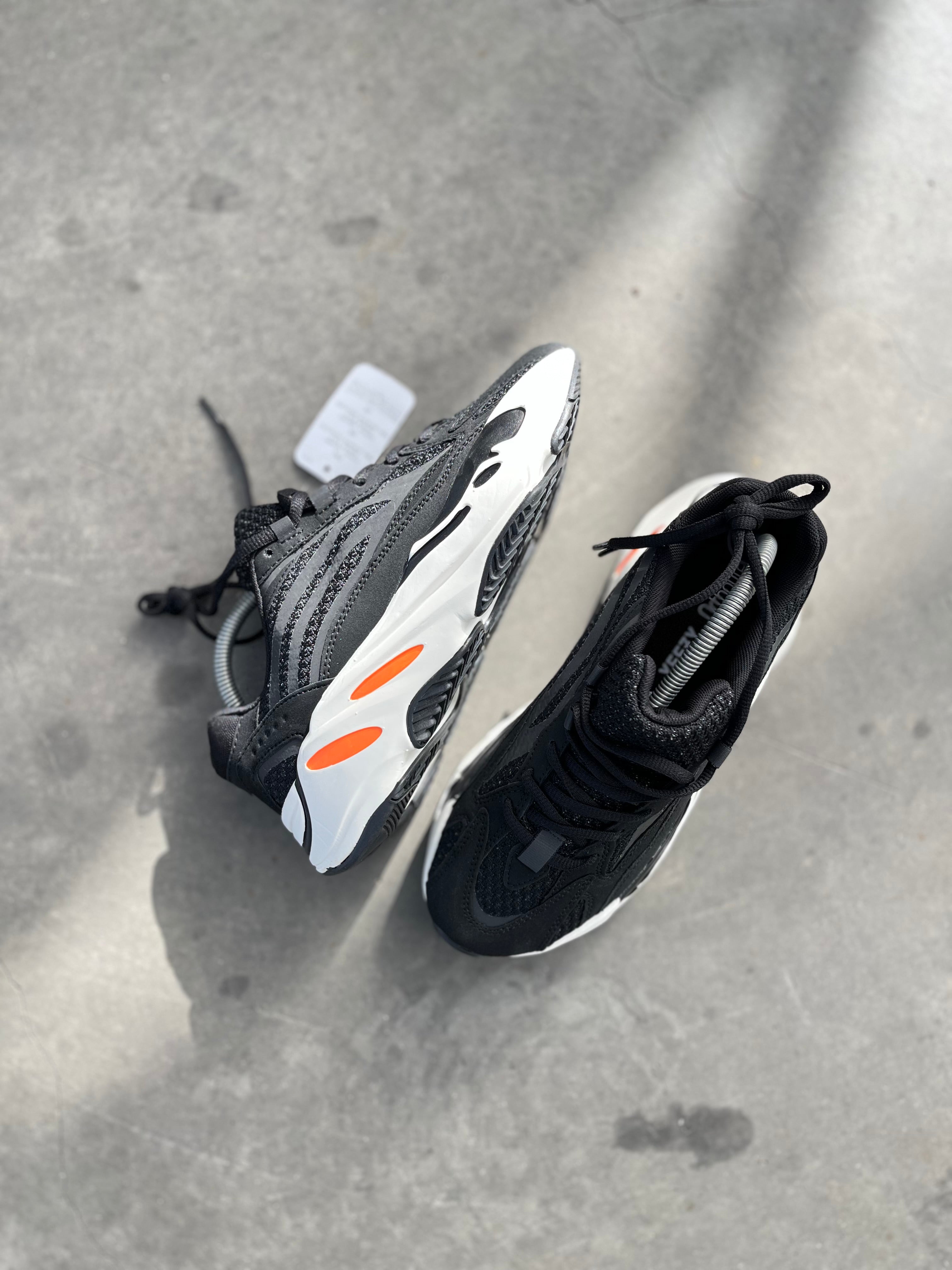 Adidas Yeezy 700