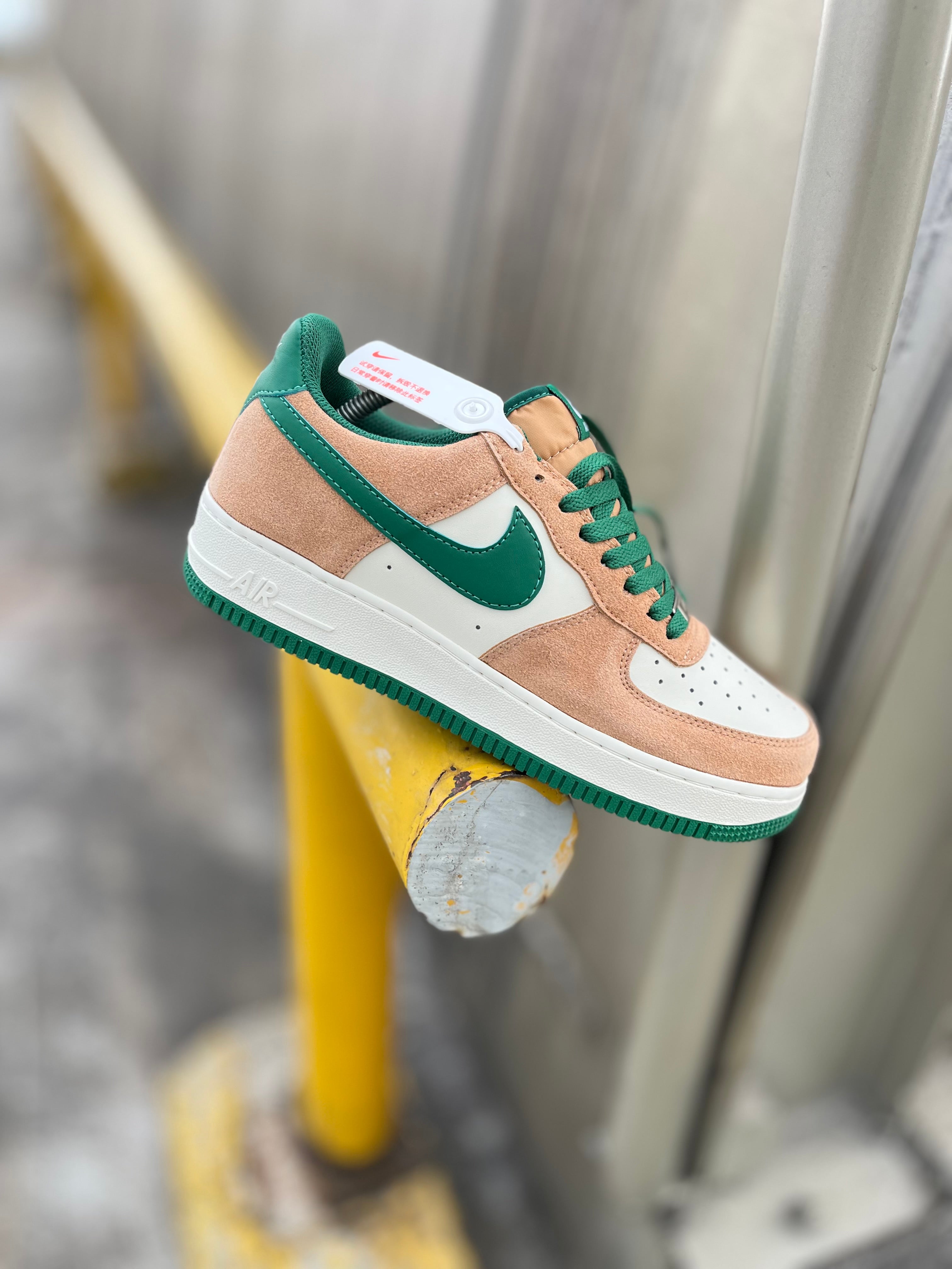 Nike Air Force 1' 07 LV8