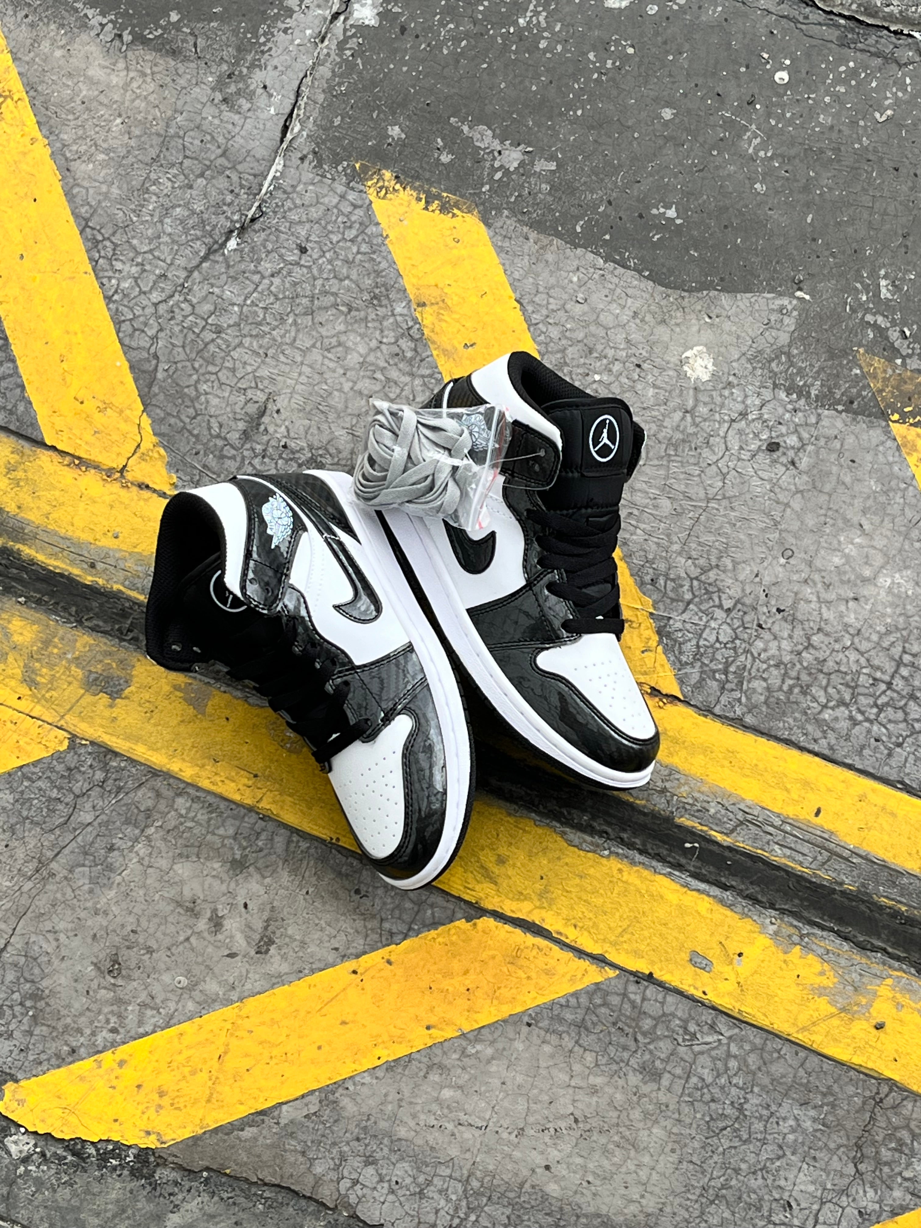 Air Jordan Retro 1 Mid SE All-Star 2021