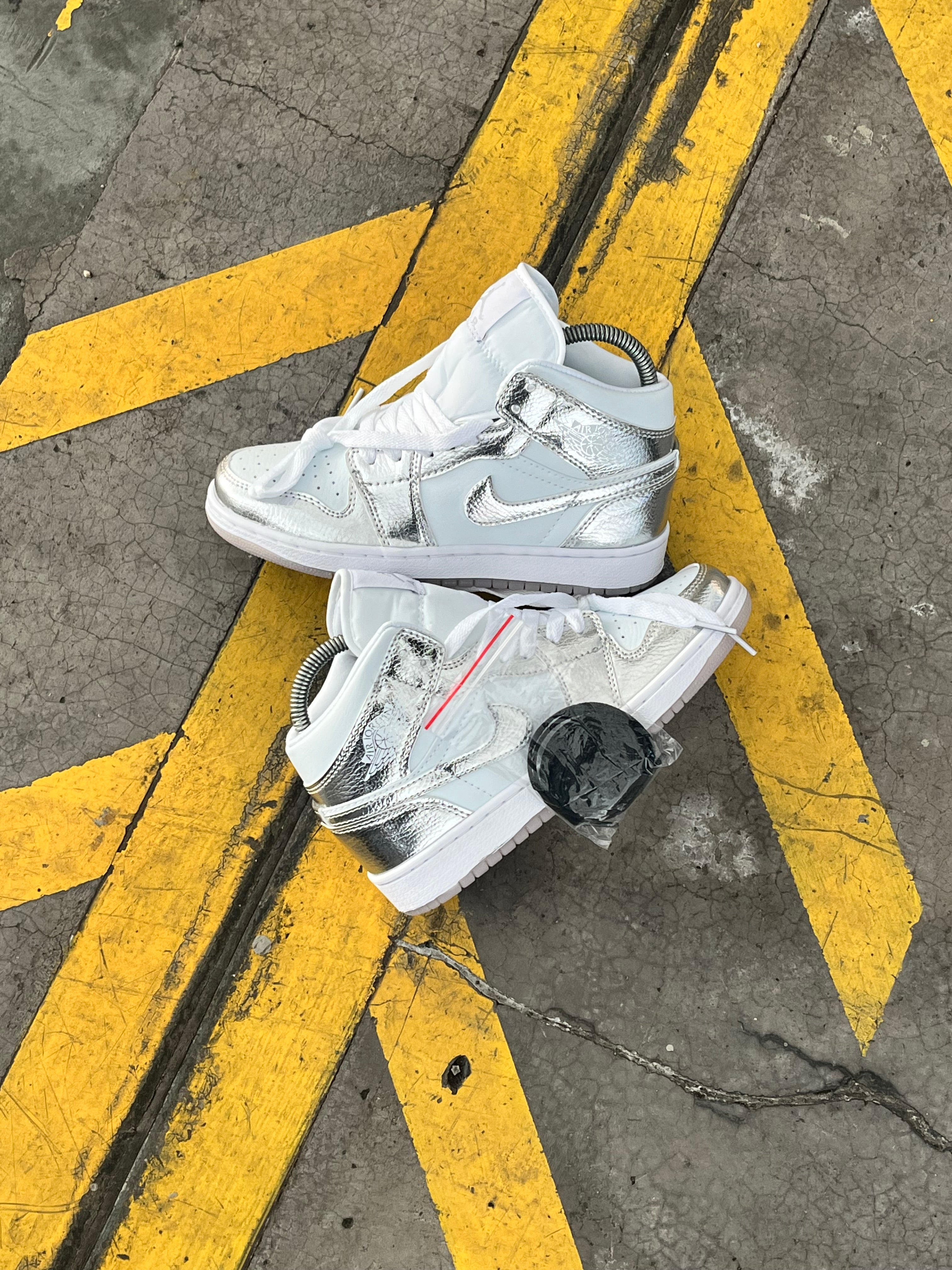 Air Jordan Retro 1 Mid SE “Metallic Silver”