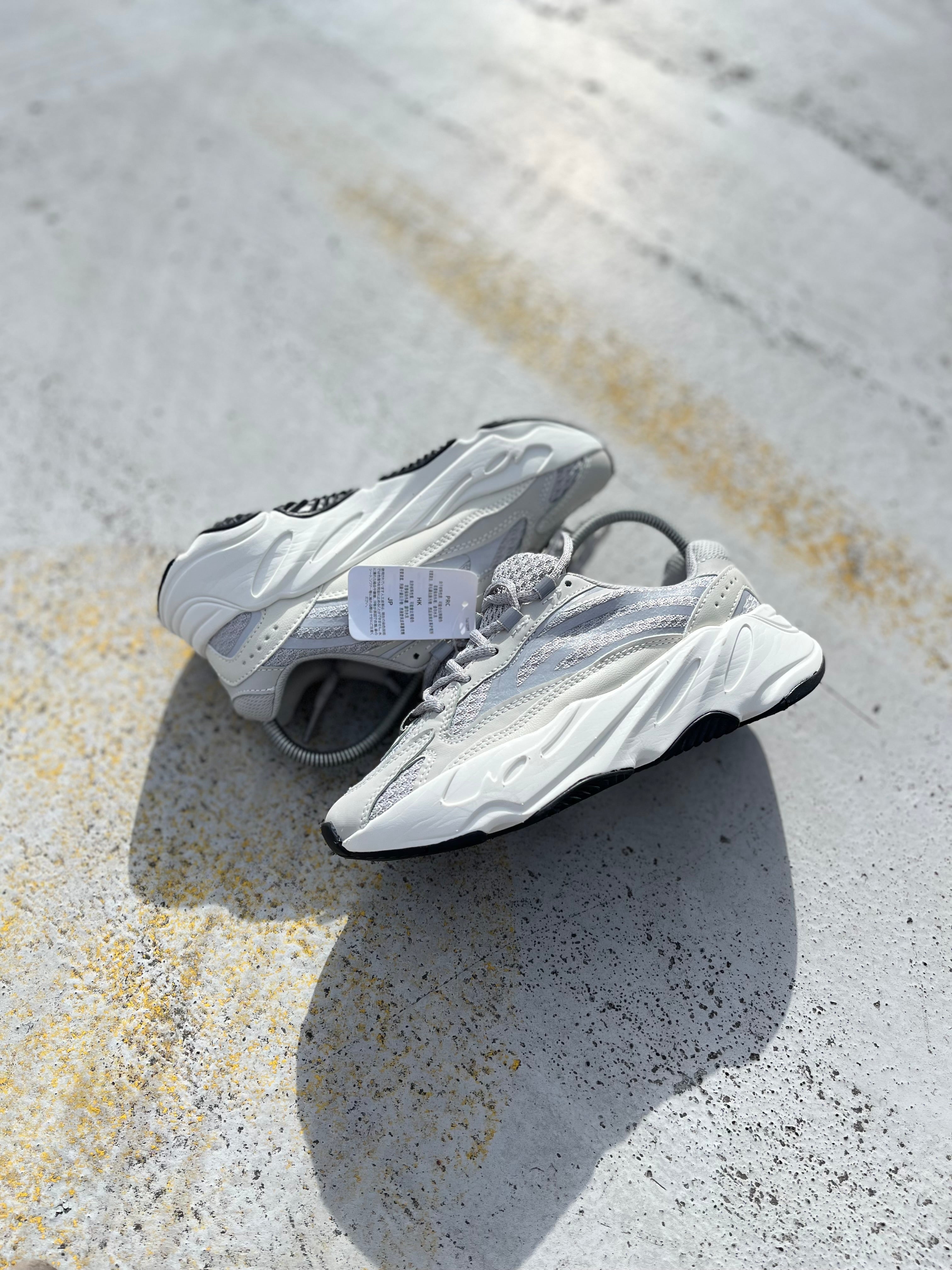 Adidas Yeezy 700