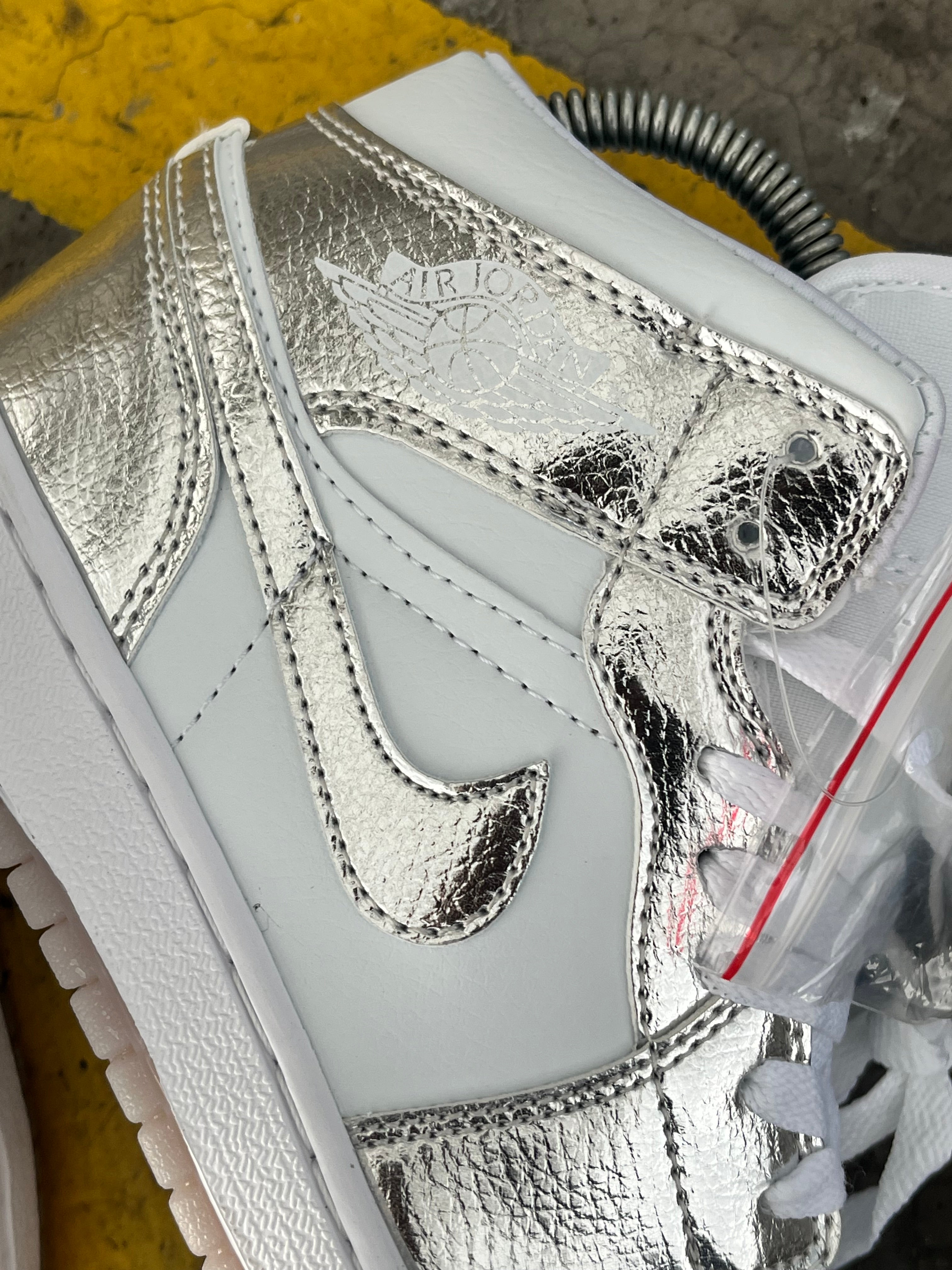 Air Jordan Retro 1 Mid SE “Metallic Silver”