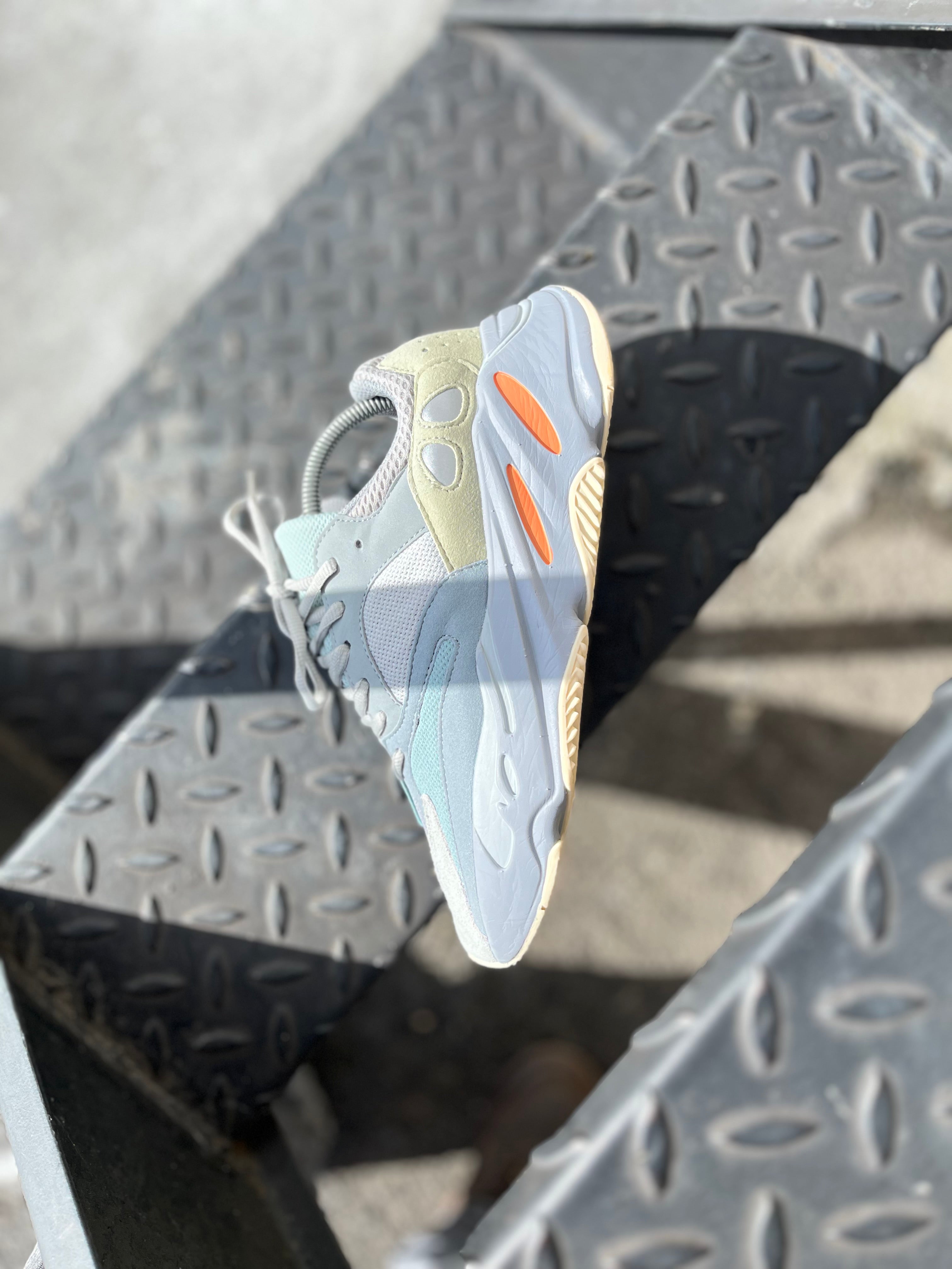 Adidas Yeezy 700