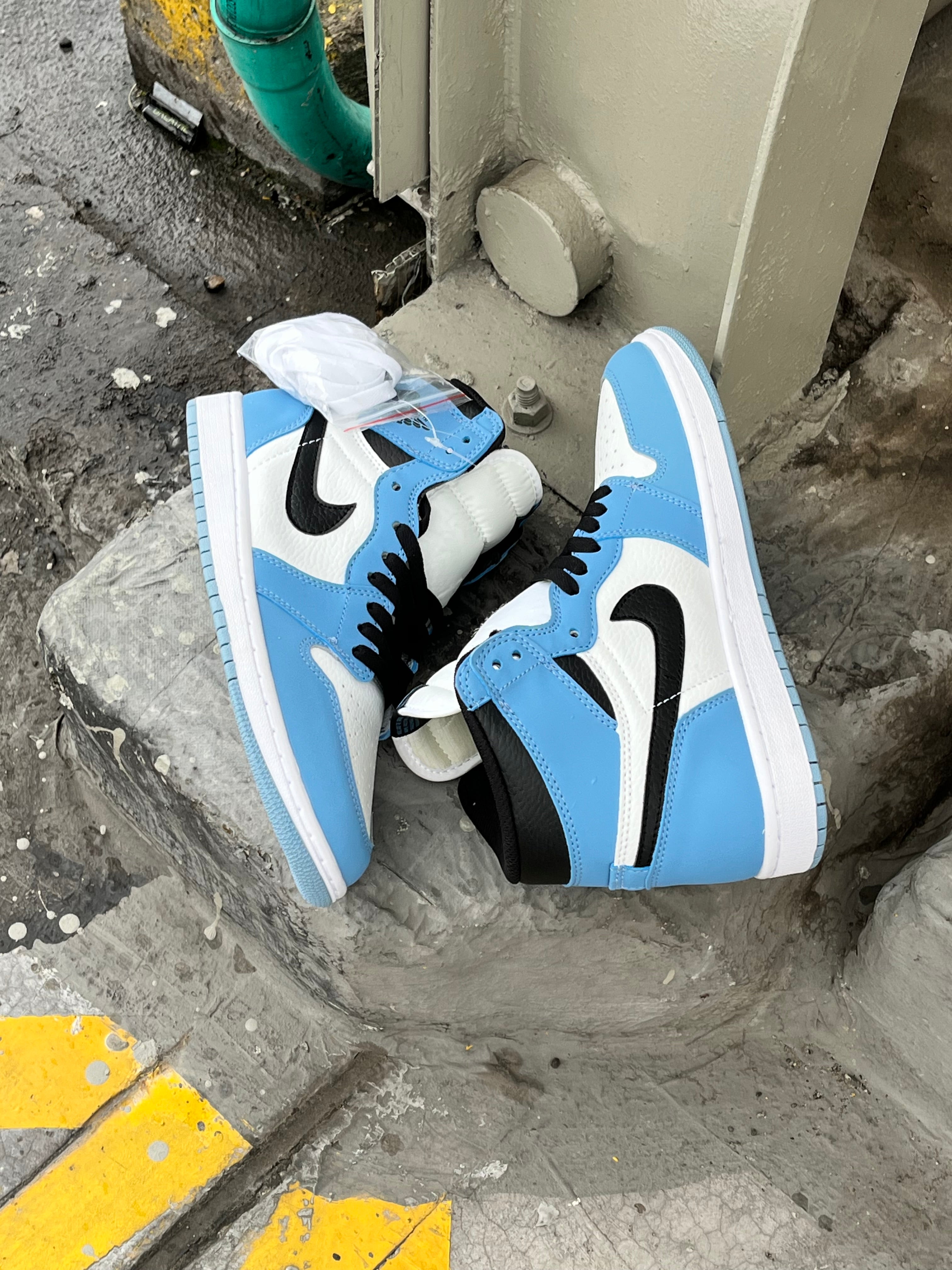 Air Jordan Retro 1 High OG University Blue