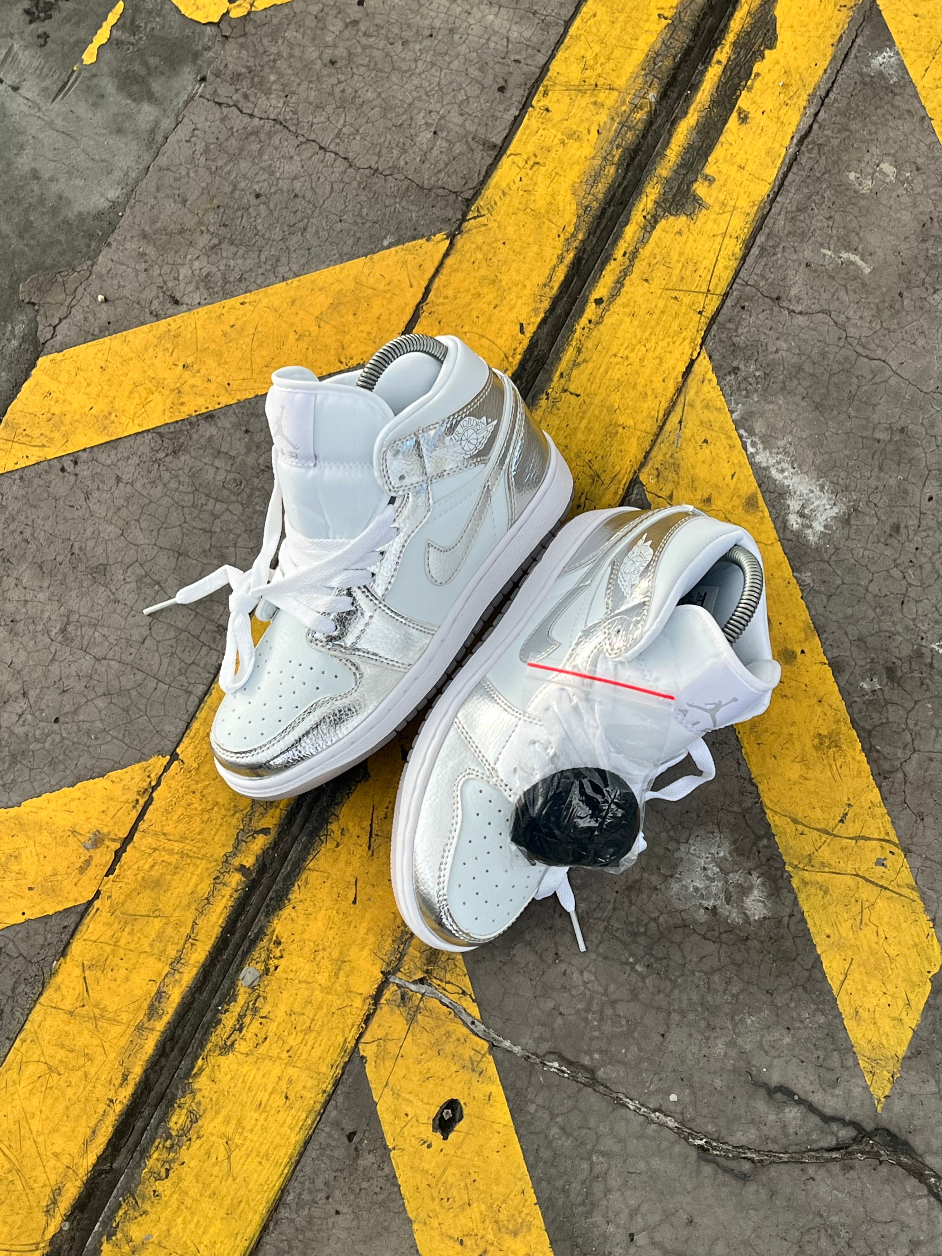 Air Jordan Retro 1 Mid SE “Metallic Silver”