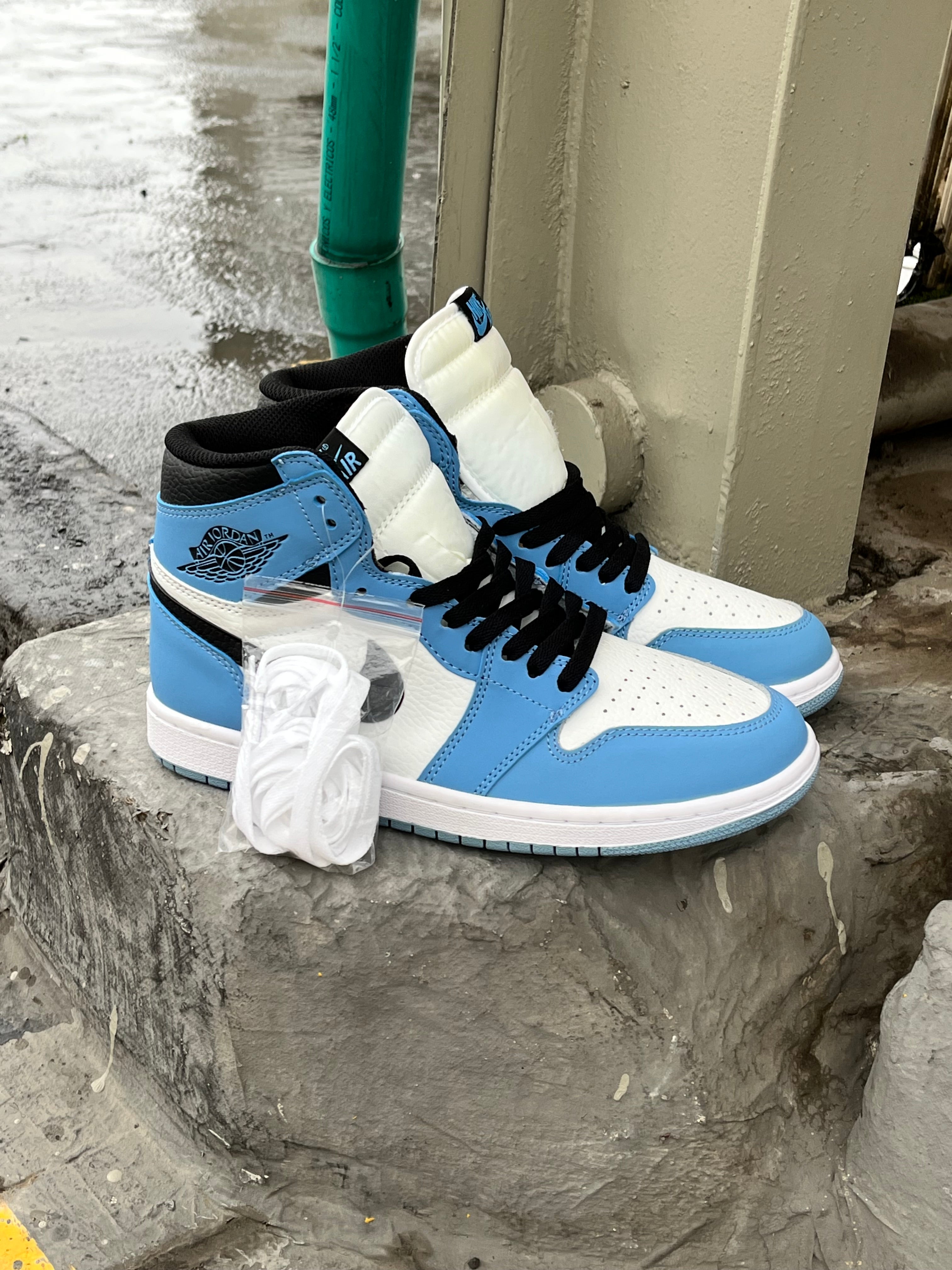 Air Jordan Retro 1 High OG University Blue