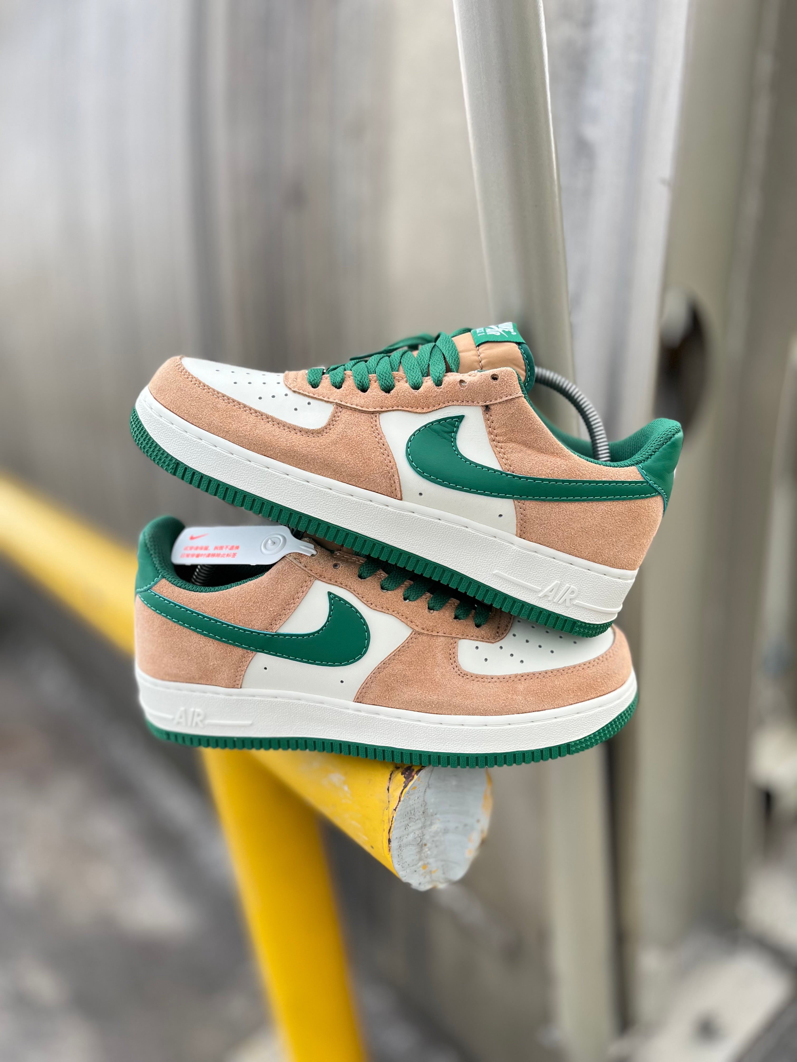 Nike Air Force 1' 07 LV8
