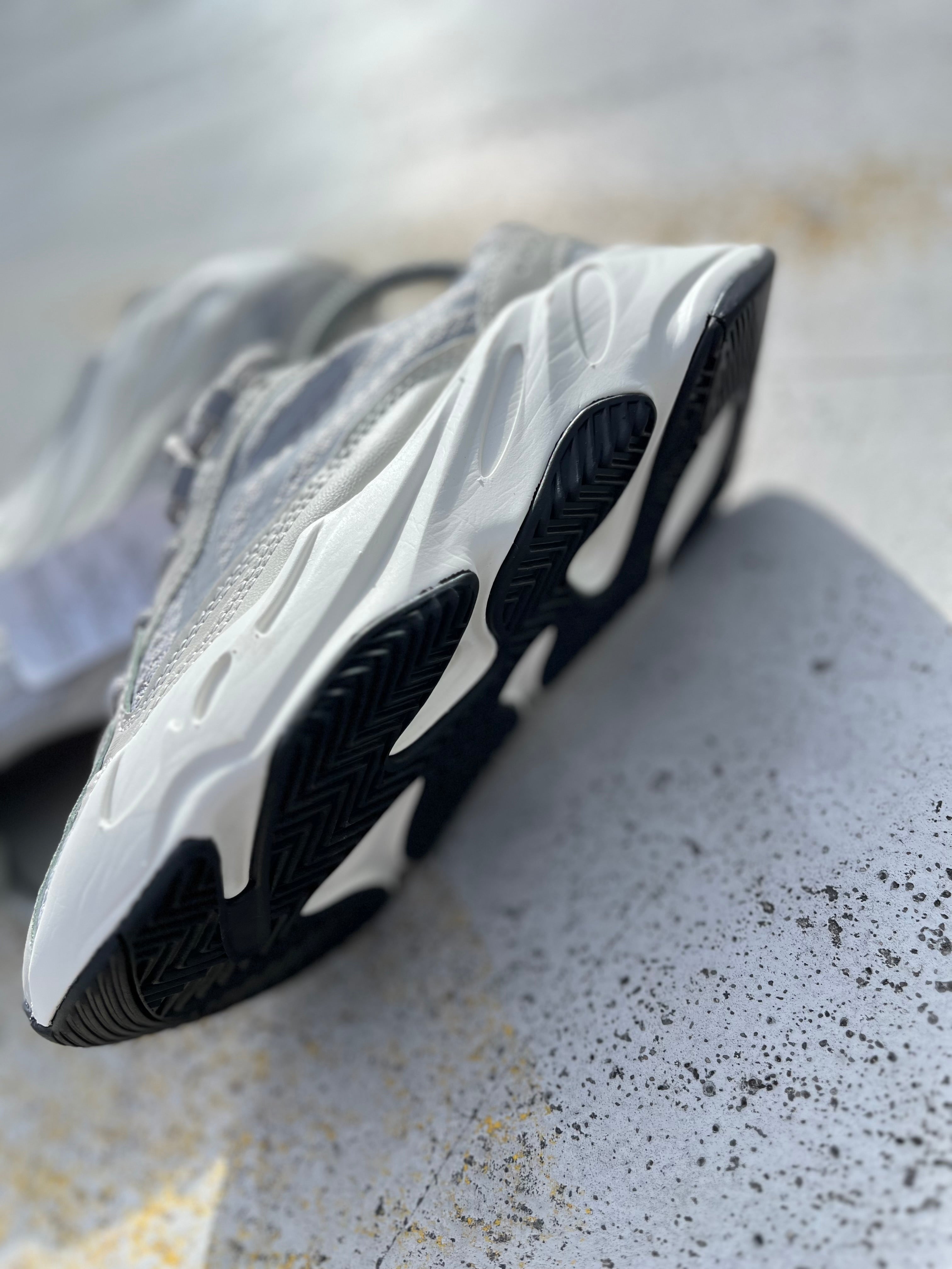 Adidas Yeezy 700