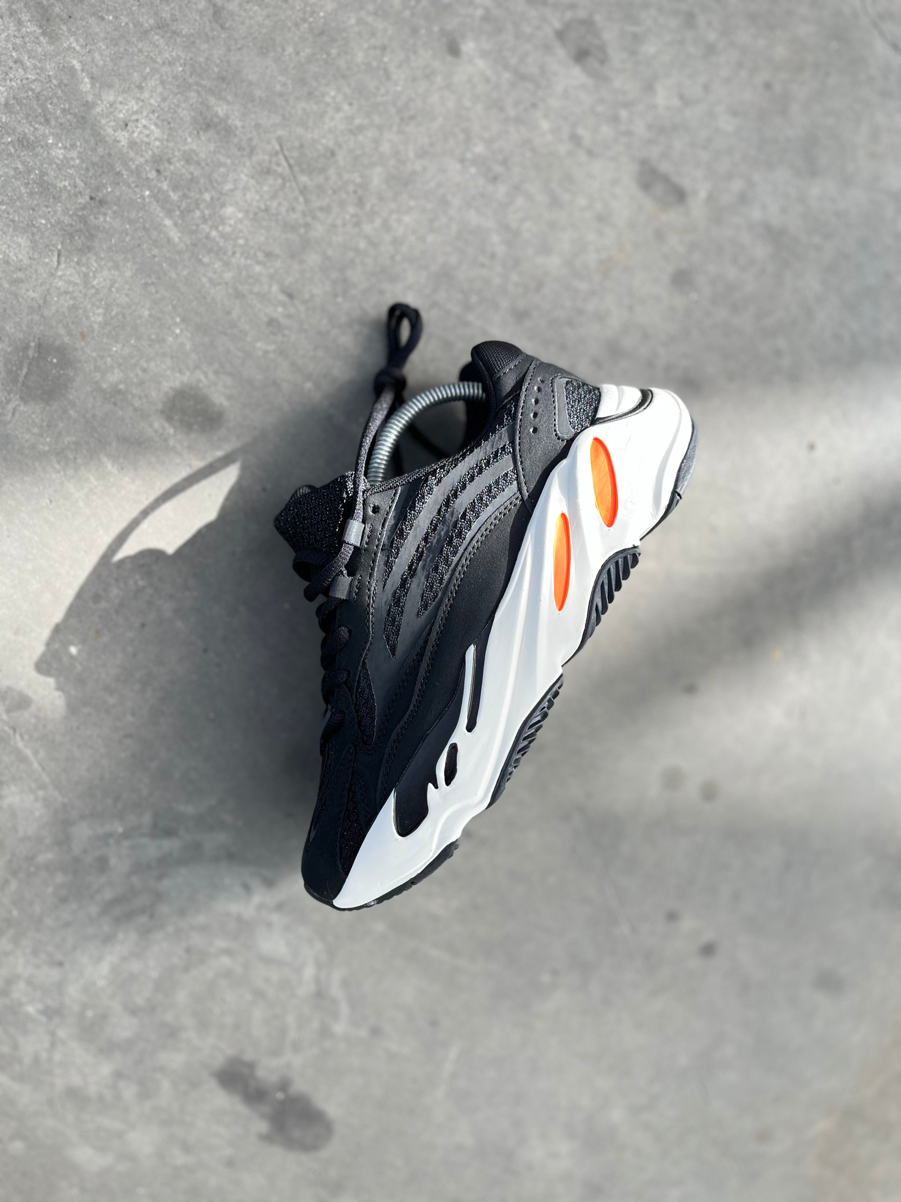 Adidas Yeezy 700
