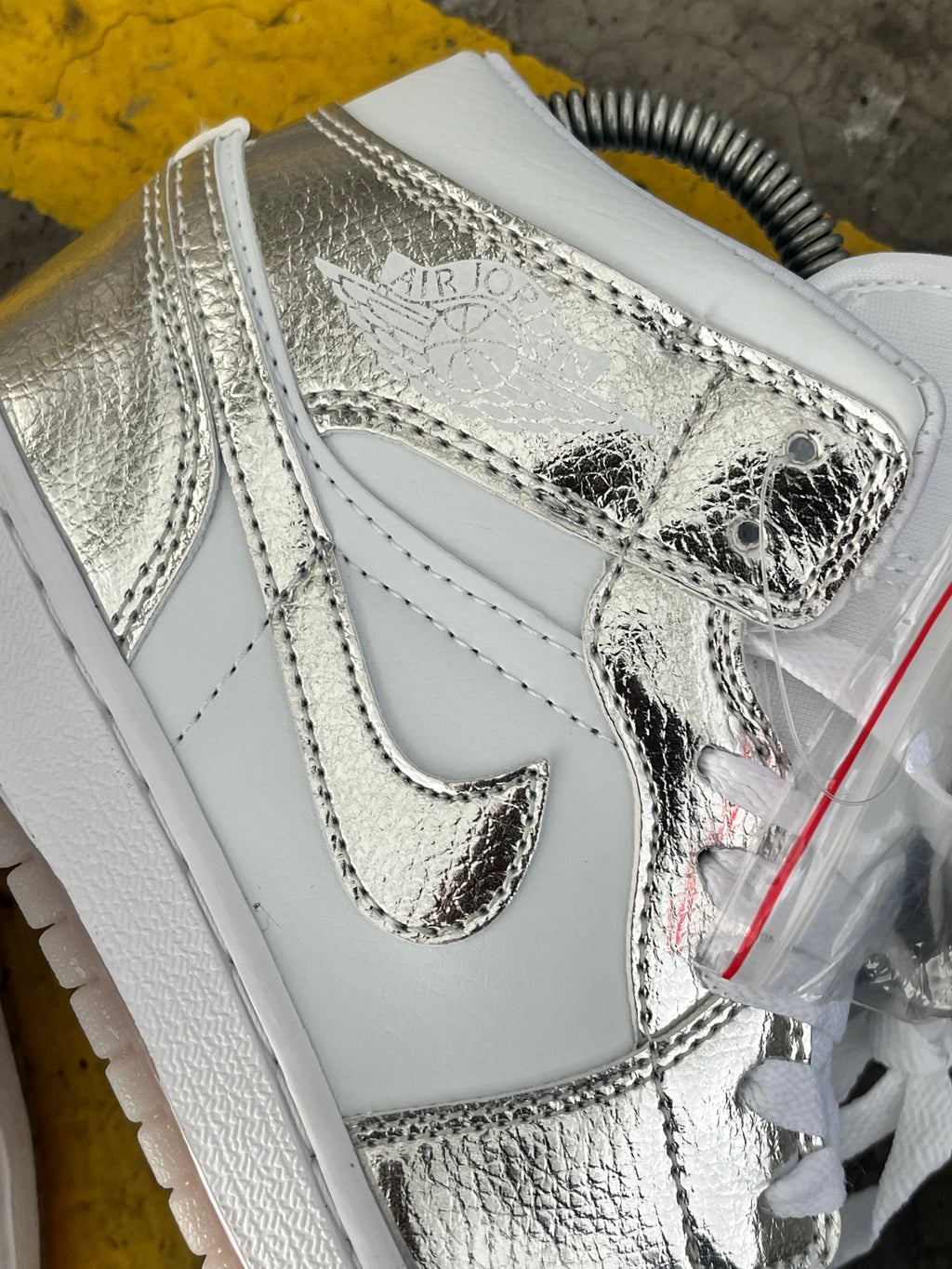 Air Jordan Retro 1 Mid SE “Metallic Silver”